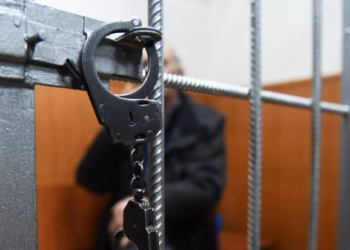 Казакстанда апасы менен уулун өлтүрүп, кызын бычактоого шектүү жанын кыйды