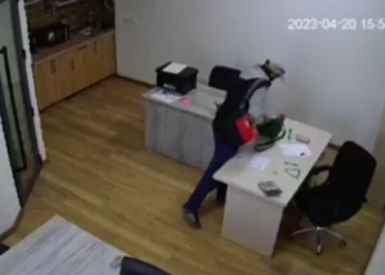 Бишкекте жарандын иш бөлмөгө кирип, 3,5 миң доллар жана 120 миң сом алып кеткени видеого түшүп калган