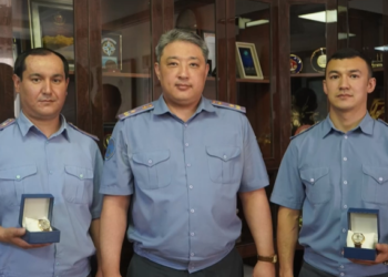 Бишкекте 19 жаштагы кыздын куткарылышы. 2 милиция кызматкери сыйланды (видео)