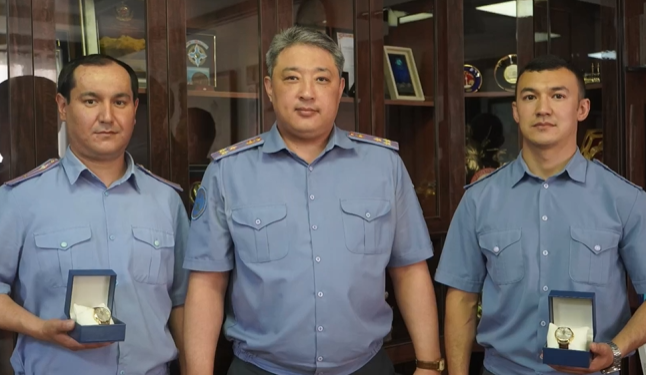 Бишкекте 19 жаштагы кыздын куткарылышы. 2 милиция кызматкери сыйланды (видео)