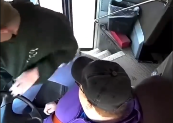 АКШда 13 жаштагы бала 66 окуучусу бар автобусту токтотуп калган (видео)