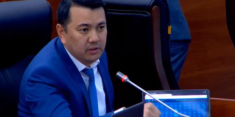 «Бул лохотрон». Жогорку Кеңеште онлайн-казинону көрсөтүп берген депутат андан запкы жегендер көп экенин айтты