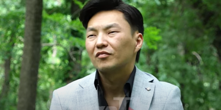 Тамада Арген Эсенбай уулу: «Жашагыңды келтирген, ал үчүн баарына даяр болгон сүйүүнү күтөм»