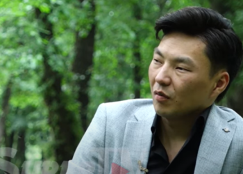 «Учурунда апам бизди кыйналып багып, темселеп калган учурда карабай койгон атама таарынып жүрдүм» дейт Арген Эсенбай уулу