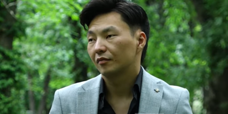 Тамада Арген Эсенбай уулу: «Кичине кезимде атама чалсам, аялы «болду чалба» деген»