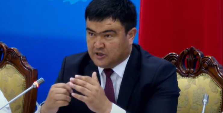 «Кантип «жеп», тонош керектигин үйрөтөбү?». Депутат Аскар Акаевге кайрылды