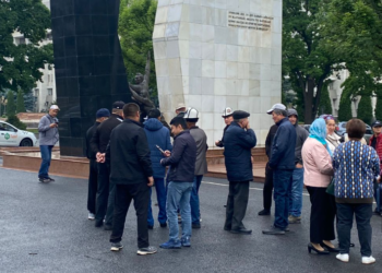 Бакиевдин маегинен улам Апрель революциясынын катышуучулары «Ала-Тоо» аянтына чогулушту