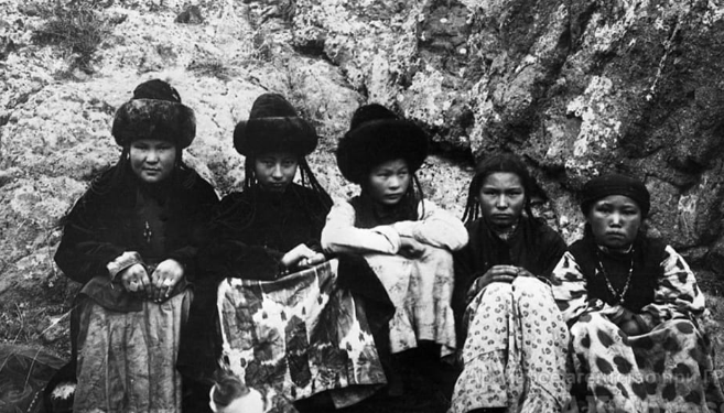 112 жыл мурунку кыргыз кыздарынын сүрөтү