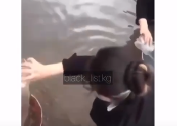 Чүйдө көлчүктү стакан менен сузган окуучулар. Министрлик аларды эч ким мажбурлабаганын билдирди