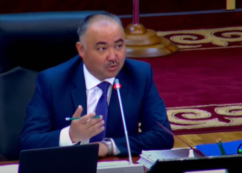 «Туура окуй албайт деп күлөт». Нурланбек Шакиев Жогорку Кеңешке чакырылгандарга кеңеш берди