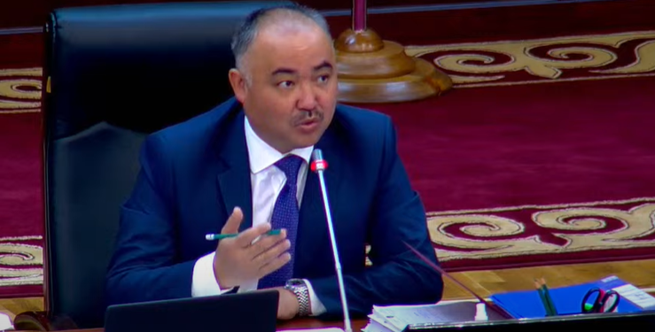 «Туура окуй албайт деп күлөт». Нурланбек Шакиев Жогорку Кеңешке чакырылгандарга кеңеш берди