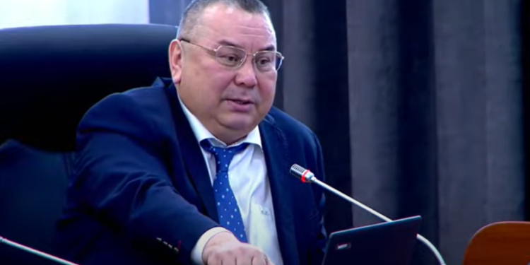 Балбак Түлөбаев: «Акылбек Жапаров ар кандай фонддорду ачып, бюджеттик акчаны каалагандай калчап жатат»