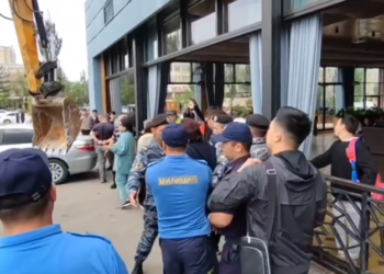 «Батуми» кафесин бузуу учурунда ээси экскаватордун астына кирип, мөөнөт берүүнү суранды