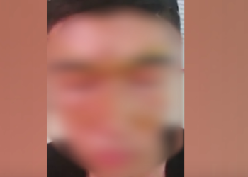 Окуучу кыздын чөгөлөп кечирим сурашы, окуучунун бетине атылган салют. Аталган мектептин директору бошотулду