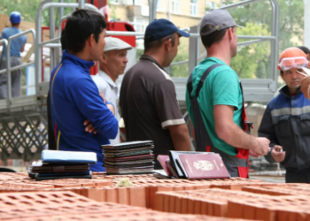 Орусияда мигранттын документтерин полиция текшерип жатканда каза болду