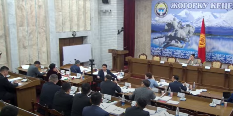 «Баары чет өлкөгө качып кетишкен». Комитет жыйында Курултай мыйзамы үчүн ызы-чуу чыкты