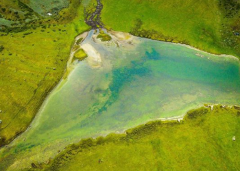 Туюк капчыгайындагы Көк-Мойнок көлүнүн бийиктиктен көрүнүшү