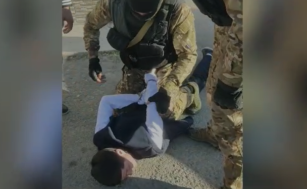 Милиция Чүйдө блогерди кармоо учурундагы видео менен бөлүштү