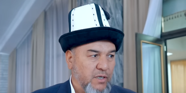 «Өзүбүздү сыйлашыбыз керек». Депутат негативдүү маалыматтар тарбияга таасир этерин айтты