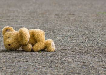 «Атасы мектепке унаа менен алып барчу». Нарында киши колдуу болгон 7 жаштагы кыз тууралуу маалымат