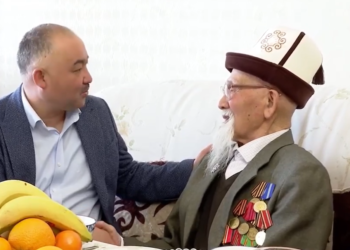 Нурланбек Шакиев 18 жашында согушка кеткен Аспек Жумашевге барды (видео)