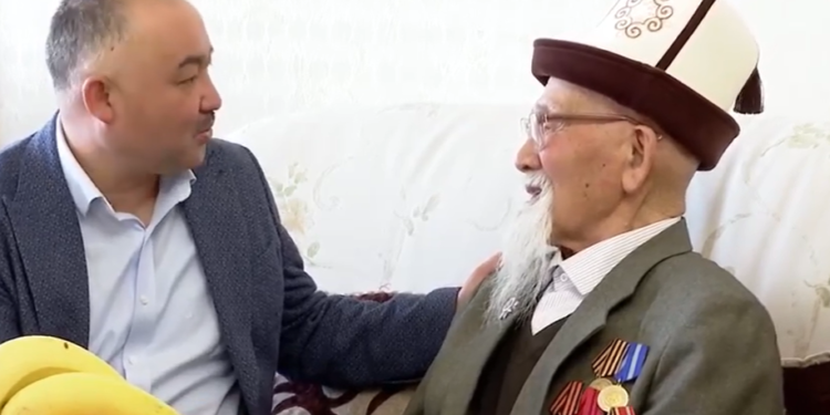 Нурланбек Шакиев 18 жашында согушка кеткен Аспек Жумашевге барды (видео)