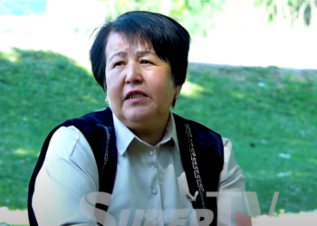 «Колуна тийгени менен уруп жатты». Кезинде Казакстанга кулчулукка сатылып кеткен аял кантип качып чыкканын айтып берди