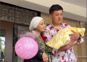 «Акыл-эстүү, ыймандуу кыз бол, садагам». Айгерим Саматова менен жолдошу кызына Малика деген ысым берди (видео)