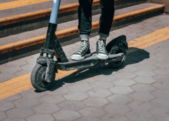 Казакстанда самокаттар транспорт катары кабыл алынып, аны айдоочулук күбөлүгү барлар гана айдай алышат