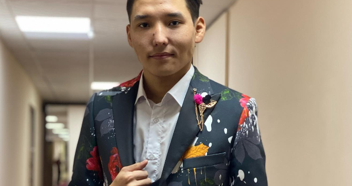 «3-класстан бери ырдайм». «Санат ыры», «Кең дүйнө» ырларын катыра ырдап жүргөн Ырыскелди Сатыбалдиев менен маек