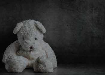 Нарында 7 жаштагы кызды өлтүрүүгө шектүүнүн үй-бүлөсү айылдан көчүп кеткени маалым болду