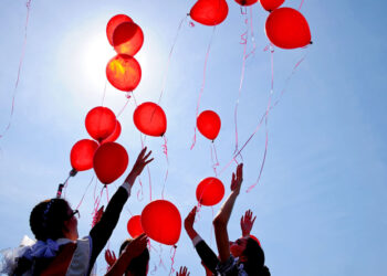 «Нью-Йоркто жашап жатабызбы?». Өзгөндүн мэринин бүтүрүүчүлөрдү сындап жатканы видеого түшүп калган