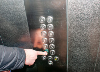 Бишкекте лифтте камалып калган пенсионер көз жумду