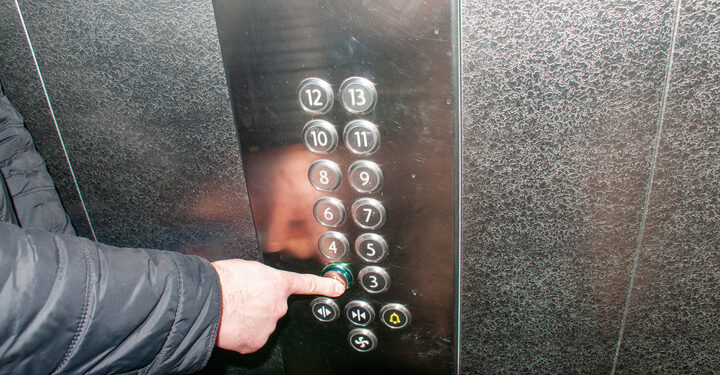 Бишкекте лифтте камалып калган пенсионер көз жумду