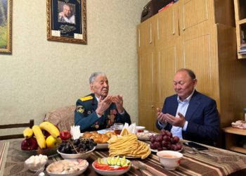 Бишкек мэри 100 жаштагы Улуу Ата Мекендик согуштун катышуучусуна барды