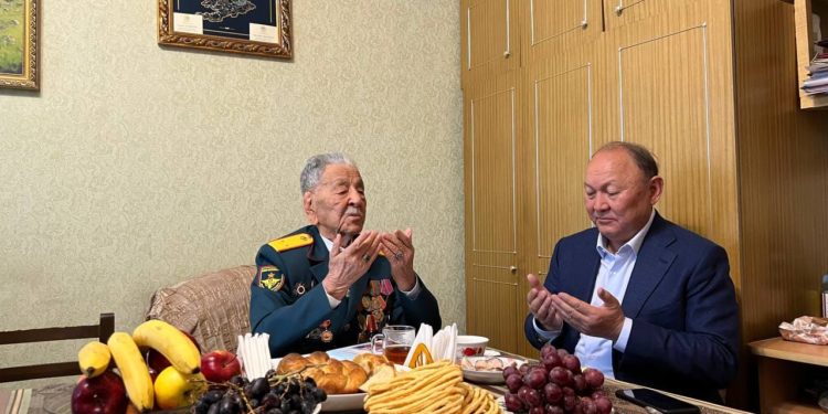 Бишкек мэри 100 жаштагы Улуу Ата Мекендик согуштун катышуучусуна барды