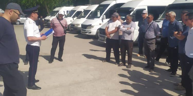 Чүйдө жол тескөөчүлөр коомдук транспорттун айдоочуларына түшүндүрүү иштерин жүргүзүп жатат