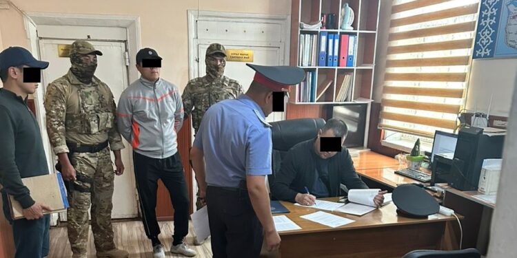 Жалал-Абадда милиция кызматкерлери кармалды. Алар жаш кыздарды коркутуп, кылмышка тартууга шектелип жатышат