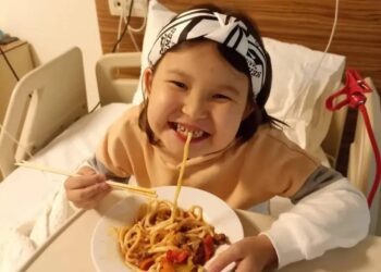 «Эки кызымдын бирөөсү донор болот». Ак канга чалдыккан 7 жаштагы Алиянага жардам керек