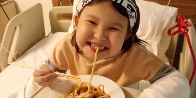 «Эки кызымдын бирөөсү донор болот». Ак канга чалдыккан 7 жаштагы Алиянага жардам керек