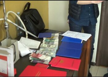 Кыргызстандын ЖОЖдорун бүтүргөндүгү тууралуу дипломдорду сатууга шектүүлөр кармалды
