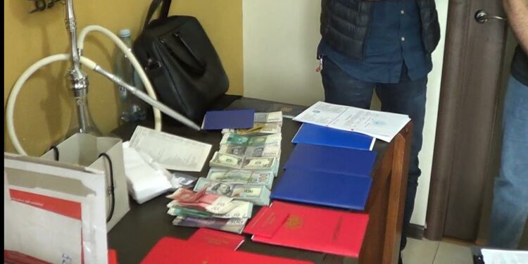 Кыргызстандын ЖОЖдорун бүтүргөндүгү тууралуу дипломдорду сатууга шектүүлөр кармалды