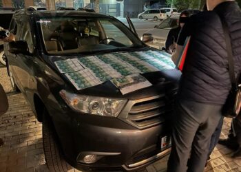 Мамлекеттик ишкананын директору 1 миллион сом пара алып жаткан жеринен кармалды