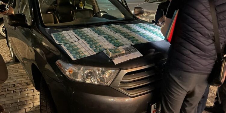 Мамлекеттик ишкананын директору 1 миллион сом пара алып жаткан жеринен кармалды