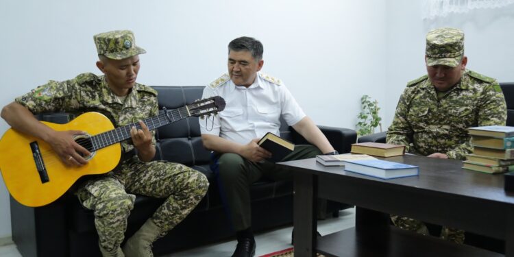 Камчыбек Ташиевге ырдап берген чек арачынын видеосу