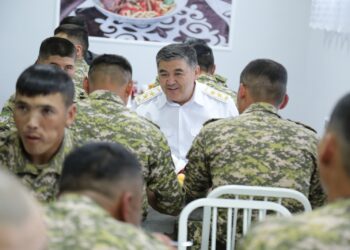 Баткенде «Максат» чек ара заставасы ачылды. Ташиев жоокерлер менен тамактанды