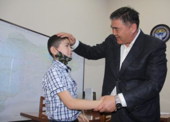 Камчыбек Ташиев дарыланууга муктаж болгон Дайырбек Маматкалыев менен жолукту