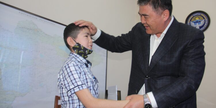 Камчыбек Ташиев дарыланууга муктаж болгон Дайырбек Маматкалыев менен жолукту