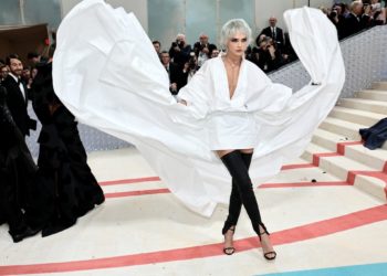 Met Gala: Атактуулар кандай кийинип келишти? Чоң сүрөттөр топтому