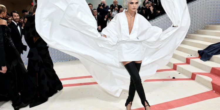 Met Gala: Атактуулар кандай кийинип келишти? Чоң сүрөттөр топтому
